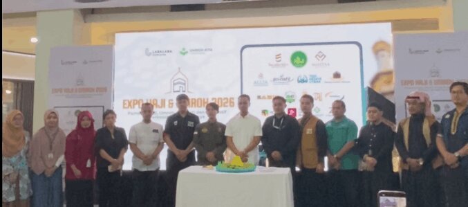 Prosesi tasyakuran dengan tumpeng sebagai simbol dan perwakilan dari beberapa biro untuk maju ke stage